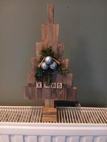 Kerstboompje van hout beschikbaar voor biedingen