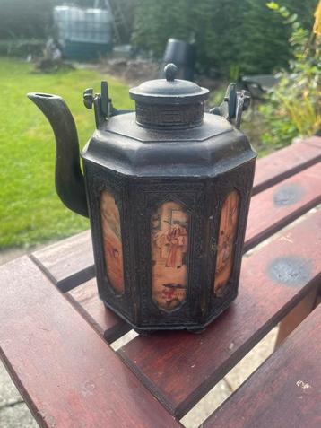 Chinese theepot beschikbaar voor biedingen