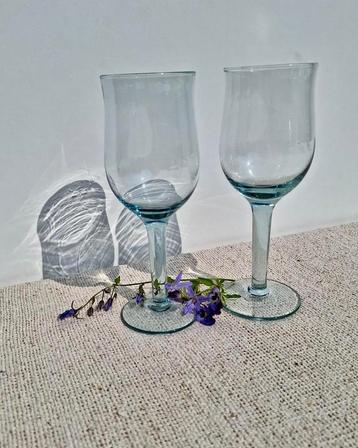 Wijnglazen van gerecycled glas beschikbaar voor biedingen