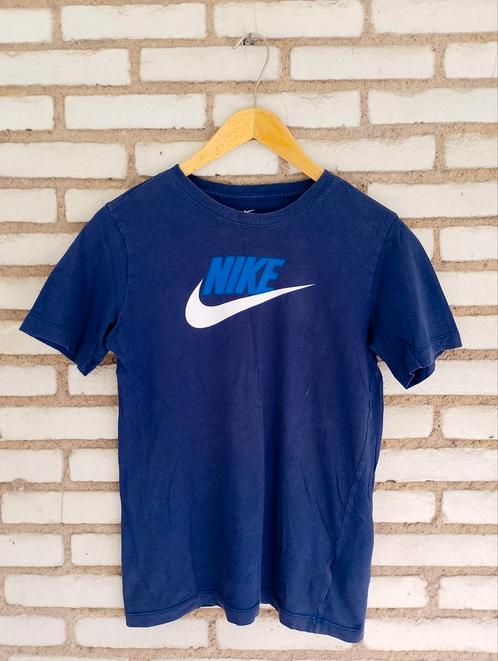 Nike T-shirt "The Nike Tee" Blauw - Maat 158, Kleding | Heren, T-shirts, Zo goed als nieuw, Blauw, Ophalen of Verzenden