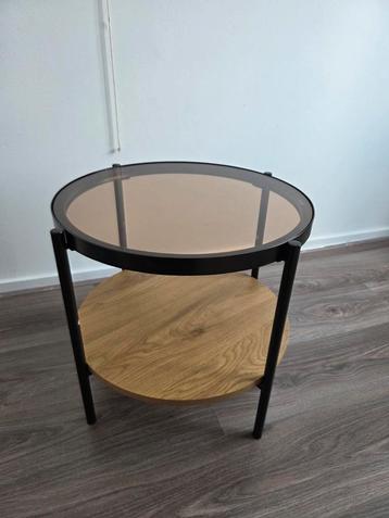 Mooie ronde bijzettafel met glazen blad beschikbaar voor biedingen