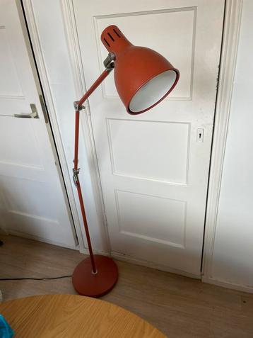 Ikea Aröd vloerlamp terracotta / roestbruin beschikbaar voor biedingen