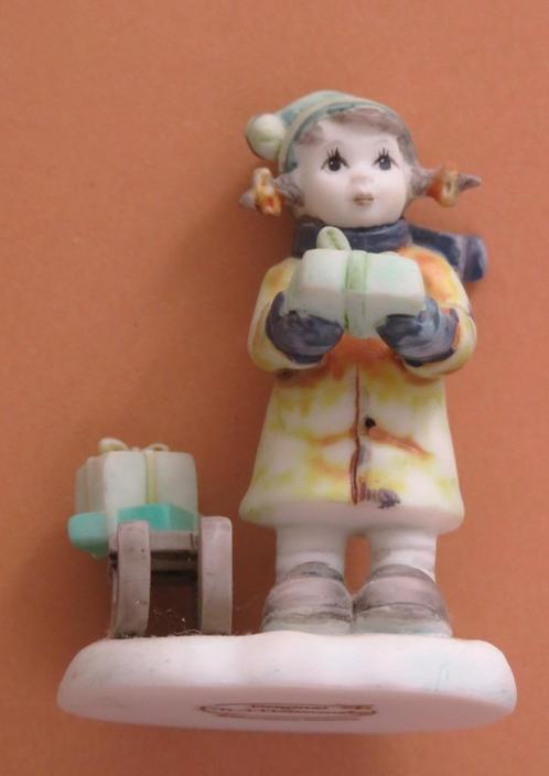 Kerst Hummel beeldje Meisje met slee en cadeautjes, Diversen, Kerst, Ophalen of Verzenden