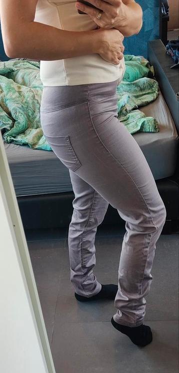 Deze mooie broek is super netjes en mooi zilver grijs  beschikbaar voor biedingen