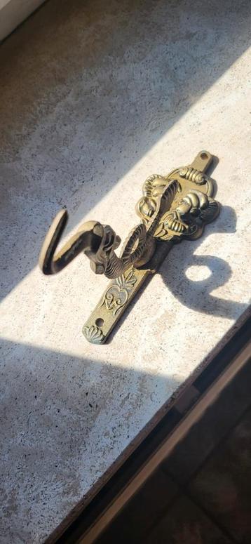 Antieke vintage messing wandhaak met mythisch zeewezen beschikbaar voor biedingen