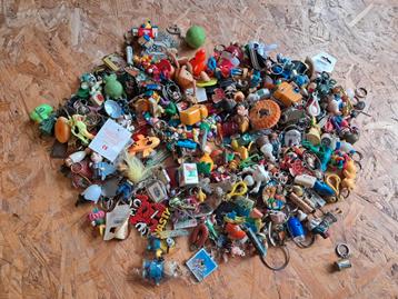 Partij oude sleutelhangers beschikbaar voor biedingen