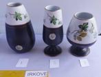 FLORA KERAMIEK * DRIE VAASJES DECOR PETRA * Gemerkt *, Antiek en Kunst, Antiek | Keramiek en Aardewerk, Verzenden