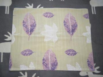 Vintage kussensloop lap stof lichtgroen met bladeren beschikbaar voor biedingen