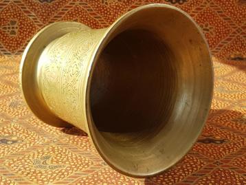 Grote zware antieke Oosterse vijzel van brons 13,4 cm. beschikbaar voor biedingen