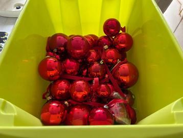 Plastic opbergbak met 50 rode  glazen kerstballen  beschikbaar voor biedingen