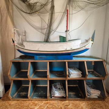 Zeer groot houten schip winkelinrichting restaurant  beschikbaar voor biedingen