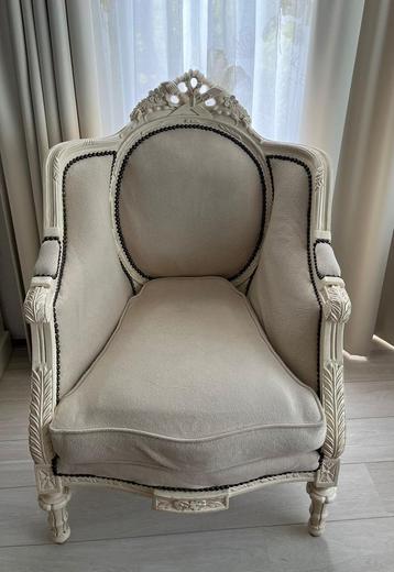 Brocante fauteuil beschikbaar voor biedingen
