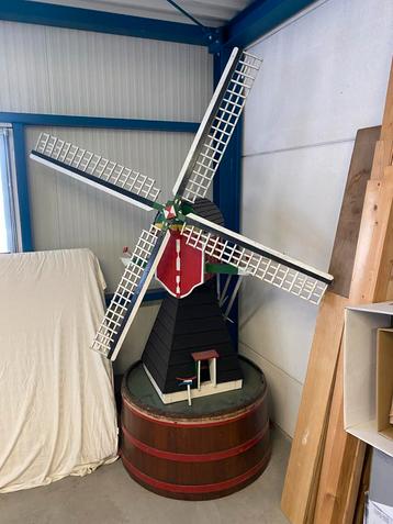 Houten Windmolen met Ton - Tuindecoratie beschikbaar voor biedingen