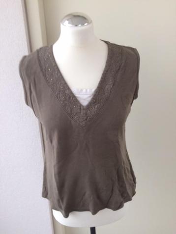groen shirt Canda(C&A) met borduursel en studs   valt als M beschikbaar voor biedingen