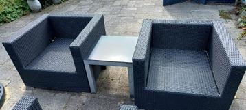 Luxe tuinstoelen (4) en tafeltjes (2) beschikbaar voor biedingen