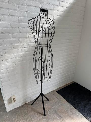 Mannequin vrouw zwart metaal beschikbaar voor biedingen