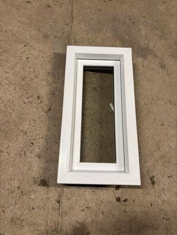 Kunststof kozijn te koop. beschikbaar voor biedingen