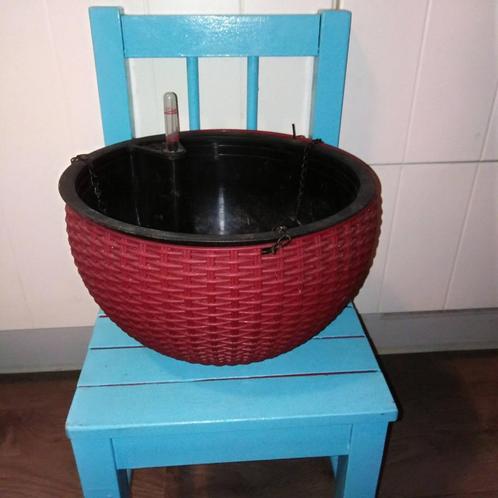 Hangende bloempot met waterreservoir bordeauxrood, Tuin en Terras, Bloembakken en Plantenbakken, Gebruikt, Kunststof, Binnen, Balkon