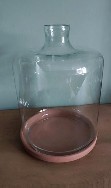 Retro glazen stolp met terra onderzetter beschikbaar voor biedingen