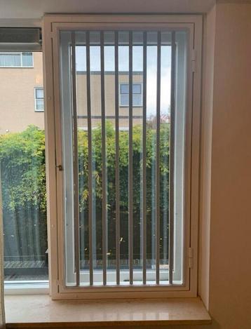Veiligheidsraam met hor beschikbaar voor biedingen