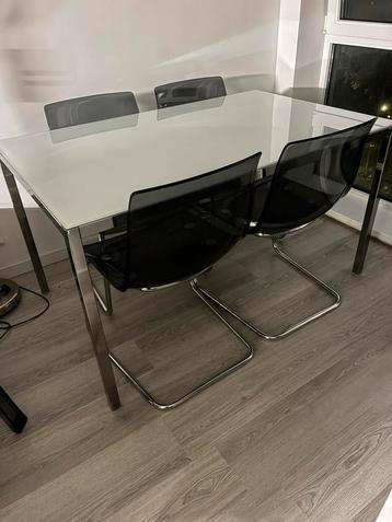 Ikea Stoelen + Tafel (Optioneel) beschikbaar voor biedingen