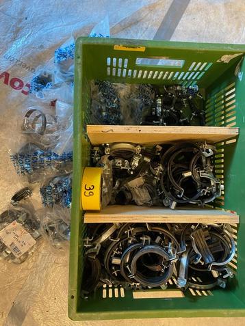 Bevestigingsmateriaal voor buizen en overig - alles moet weg beschikbaar voor biedingen
