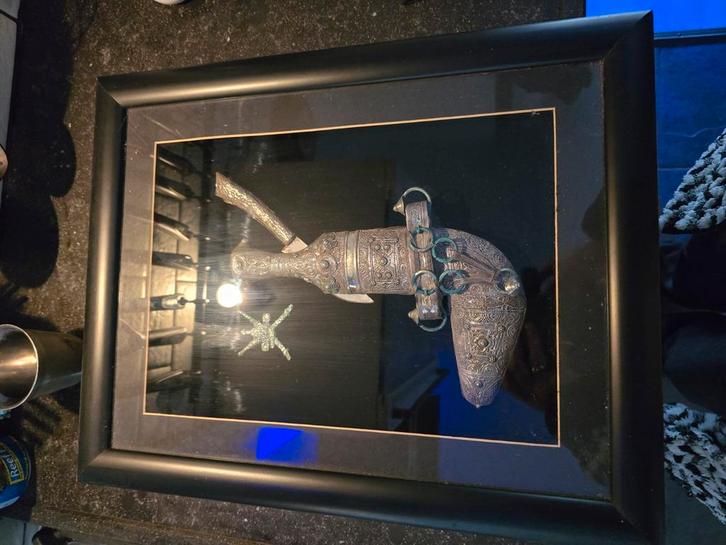 een ophangkastje met, mesje en dolk houder., Antiek en Kunst, Kunst | Overige Kunst, Ophalen of Verzenden
