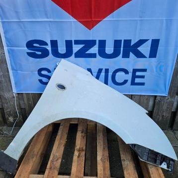 Suzuki Swift, spatbord L en R. Wit 2005-2010  beschikbaar voor biedingen