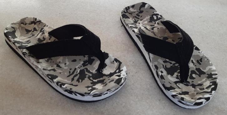Slippers mt. 33/34 en sloffen met legerprint mt 33, Kinderen en Baby's, Kinderkleding | Schoenen en Sokken, Zo goed als nieuw