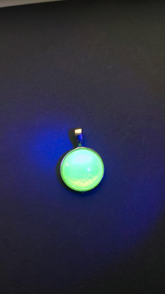 Uranium cabachon hanger, Sieraden, Tassen en Uiterlijk, Edelstenen, Gebruikt, Ophalen of Verzenden