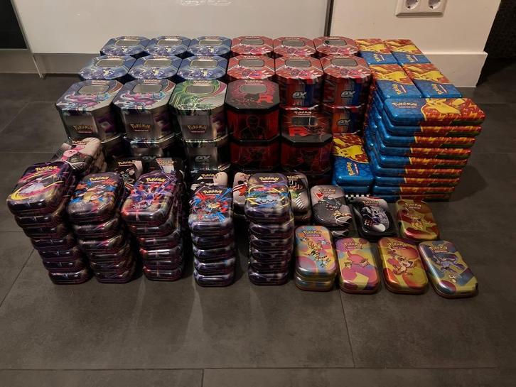 150+ lege Pokemon blikken tins doos metalen blikken, Hobby en Vrije tijd, Verzamelkaartspellen | Pokémon, Zo goed als nieuw, Overige typen