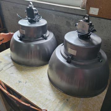 2 Industriële oude ronde fabriekslampen hanglampen beschikbaar voor biedingen
