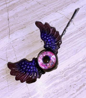 haarspeld gothic oog met vleugels paars beschikbaar voor biedingen