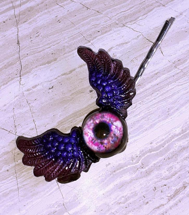 haarspeld gothic oog met vleugels paars, Sieraden, Tassen en Uiterlijk, Uiterlijk | Haarverzorging, Nieuw, Haarspeld, Verzenden