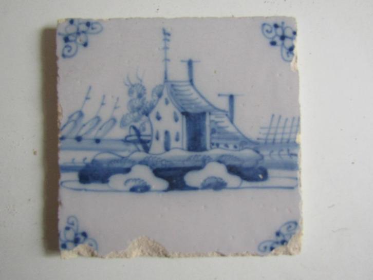 een leuke antieke wandtegel met een huisje op een terp, Antiek en Kunst, Antiek | Wandborden en Tegels, Ophalen of Verzenden