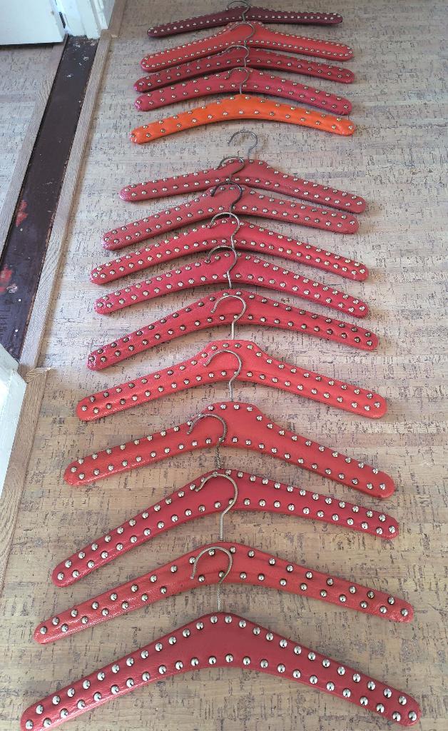 15 vintage kledinghangers rood skai met studs, Kleding | Dames, Kledinghangers, Gebruikt, Overige materialen, Kinderen en Volwassenen