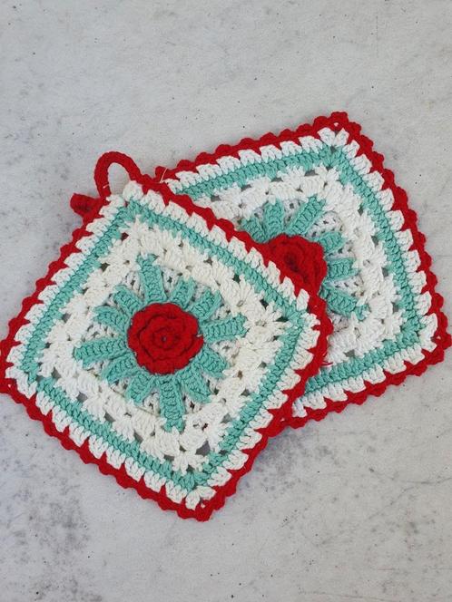 Zweeds haakwerk: Twee sets pannenlappen roosje, Huis en Inrichting, Keuken | Textiel, Ophalen of Verzenden