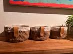 Set van 3 jute mandjes met wit katoen en leren bandjes, Ophalen of Verzenden, Nieuw, Rond, Mand