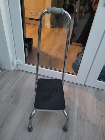 Zeer handig degelijk opstapje trapje beschikbaar voor biedingen