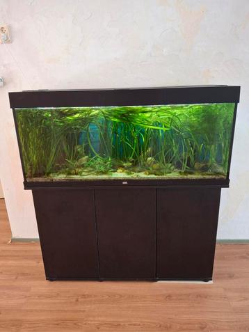 Groot aquarium inclusief alle toebehoren beschikbaar voor biedingen