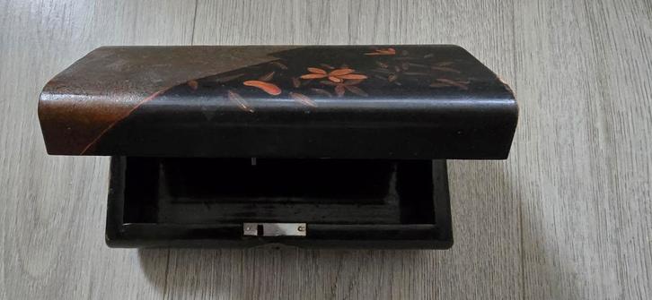 Antieke Japanse Lakdoos met Bloemen, Antiek en Kunst, Antiek | Woonaccessoires, Ophalen of Verzenden