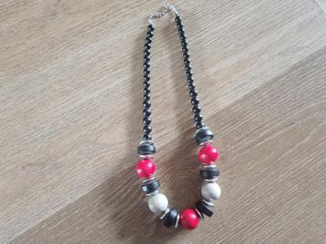 Ketting met kralen  beschikbaar voor biedingen