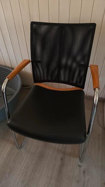 4 van deze comfortabele stoelen beschikbaar voor biedingen