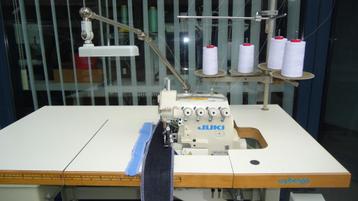 Industrie Lockmachine  Juki 4 Draads 2 Naalds beschikbaar voor biedingen