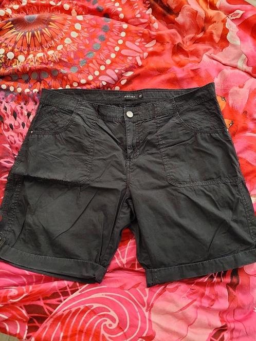 Pescara zwarte short 42, Kleding | Dames, Broeken en Pantalons, Zo goed als nieuw, Maat 42/44 (L), Zwart, Kort, Ophalen of Verzenden
