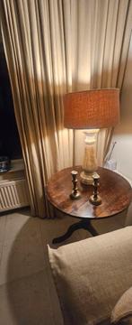 Antieke sidetable met lamp en kandelaars, Huis en Inrichting, Tafels | Sidetables, Ophalen, Gebruikt, Rustiek, Rond
