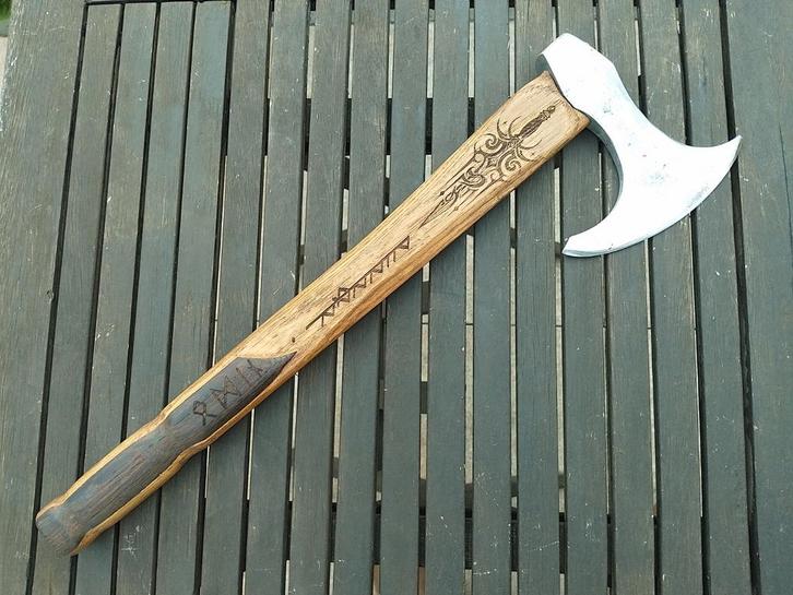 Lichte vikingbijl met eikenhouten steel gebeits en gegraveer, Hobby en Vrije tijd, Overige Hobby en Vrije tijd, Ophalen of Verzenden