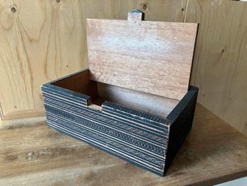 Houten Doosje met Handgravures beschikbaar voor biedingen