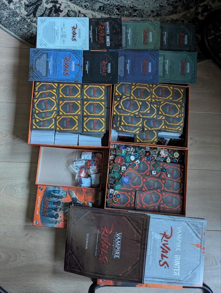 Vampire: The Masquerade - Rivals Kaartspel plus 8 add ons, Hobby en Vrije tijd, Gezelschapsspellen | Bordspellen, Zo goed als nieuw