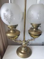 Oude olielamp met twee lampenkappen, Ophalen